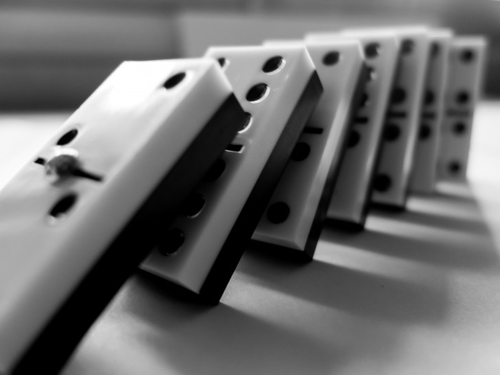 dominoes-728x546